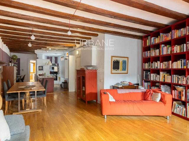 Piso en venta en Barcelona, Gòtic. Encantador Piso de 3 Dormitorios con Vigas de Madera y Balcón en el Corazón de Ciutat Vella 100 m. Pisos.