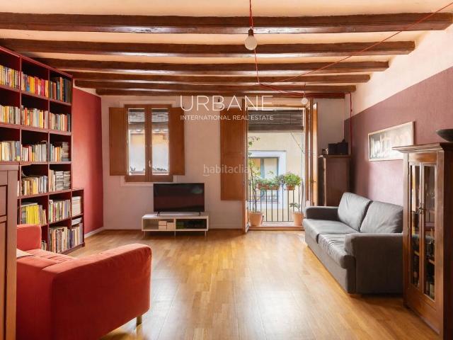 Piso en venta en Barcelona, Gòtic. Encantador Piso de 3 Dormitorios con Vigas de Madera y Balcón en el Corazón de Ciutat Vella 100 m. Pisos.