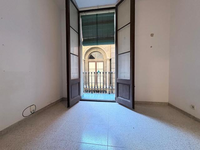 Piso en venta en Barcelona, Gòtic. Encanto clásico en el corazón del Barrio Gótico de Barcelona. Pisos.