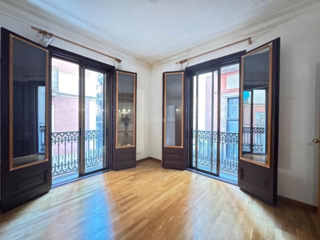 Piso en venta en Barcelona, Gòtic. Espectacular vivienda en finca regia con 93 m2 utiles en pleno Gòtic, con ascensor, estado impecable y listo para entrar a vivir. Pisos.