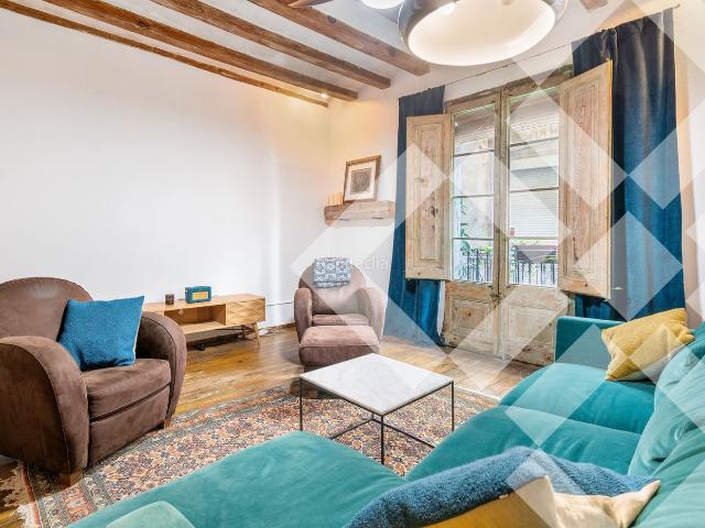 Piso en venta en Barcelona, Gòtic. Finca regia, techos altos 3 metros, vigas de madera, exterior ambos lados, 3 habitaciones 2 baños. Pisos.