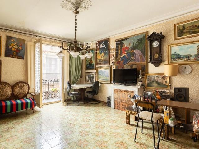 Piso en venta en Barcelona, Gòtic. Gran Oportunidad De Inversión Piso A Reformar En El Corazón Del Barrio Gotic. Pisos.
