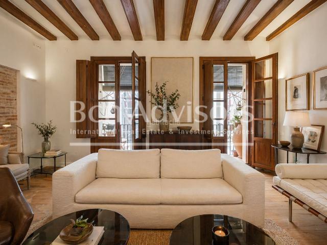 Piso en venta en Barcelona, Gòtic. Impecable piso con elementos originales en el centro histórico de Barcelona. Pisos.