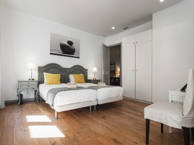Piso en venta en Barcelona, Gòtic. Piso muy bien cuidado de 3 dormitorios en el corazón de Ciutat Vella. Pisos.