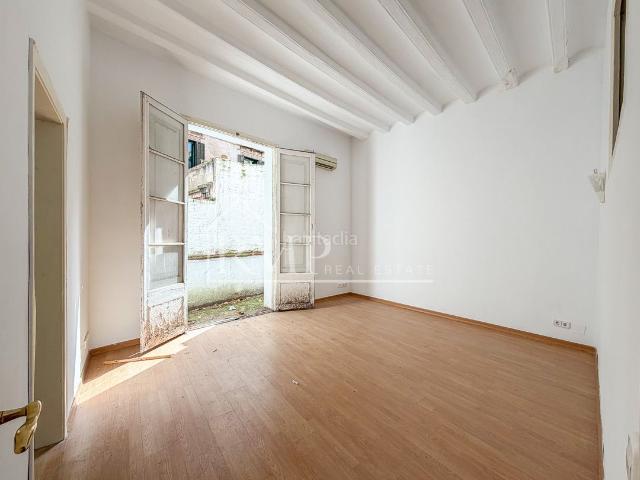 Piso en venta en Barcelona, Gòtic. Piso con alma y techos altos en pleno centro de Barcelona. Pisos.