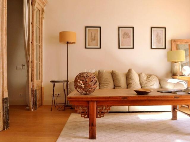 Piso en venta en Barcelona, Gòtic. Piso con encanto en calle Avinyó, Barrio Gótico. Pisos.