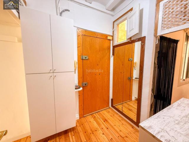 Piso en venta en Barcelona, Gòtic. Piso con Encanto en el Corazón del Gótico, Barcelona Una joya lista para vivir en el icónico Barrio Gótico!. Pisos.