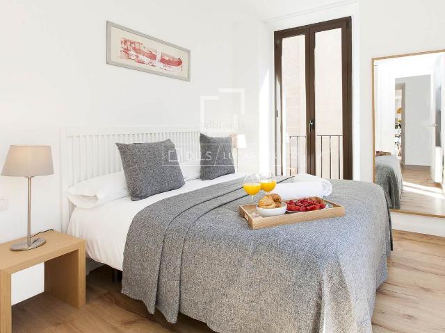 Piso en venta en Barcelona, Gòtic. Piso de dos dormitorios en venta en el barrio Gótico, Barcelona. Pisos.
