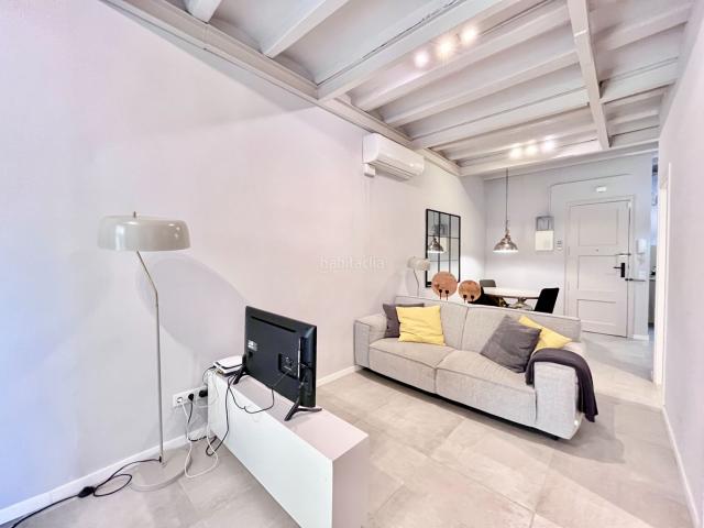 Piso en venta en Barcelona, Gòtic. Piso de dos habitaciones en el barrio Gòtic, muy cercano a plaza Urquinaona. Pisos.