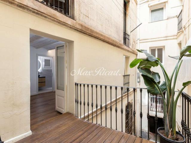 Piso en venta en Barcelona, Gòtic. Piso de 2 dormitorios y 2 baños totalmente reformado, en zona tranquila del Barrio Gótico, con terraza 102 m. Pisos.