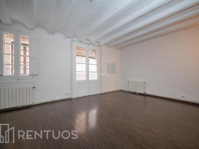 Piso en venta en Barcelona, Gòtic. Piso de 2 habitaciones junto a Las Ramblas. Pisos.