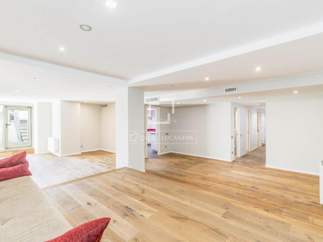 Piso en venta en Barcelona, Gòtic. Piso de 3 dormitorios con 43m terraza en venta en Gótico, Barcelona. Pisos.