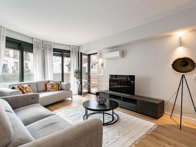 Piso en venta en Barcelona, Gòtic. Piso de 3 dormitorios exteriores con 27m terraza en venta en Gótico, al lado del Portal del Angel. Pisos.