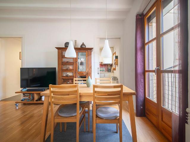 Piso en venta en Barcelona, Gòtic. Piso en venta exterior, tranquilo y luminoso, en Ciutat Vella El Gòtic, junto a la plaza de Sant Jaume. Barcelona. Pisos.