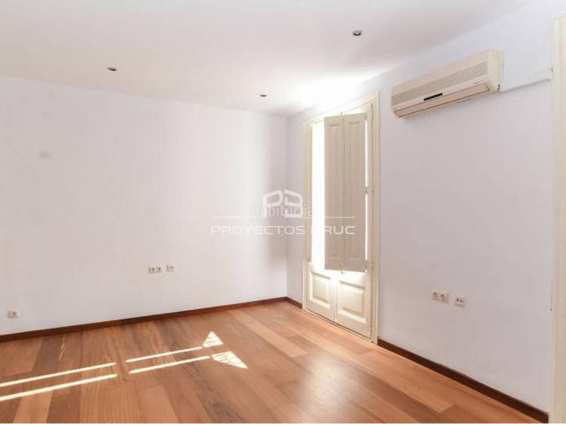 Piso en venta en Barcelona, Gòtic. PISO EN VENTA PJ DEL RELOJ, BARCELONAINFORMÉSE. Pisos.