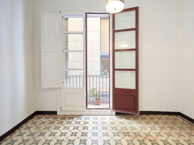 Piso en venta en Barcelona, Gòtic. Piso Esquinero con Encanto en el Corazón de Barcelona Listo para Entrar a Vivir!. Pisos.