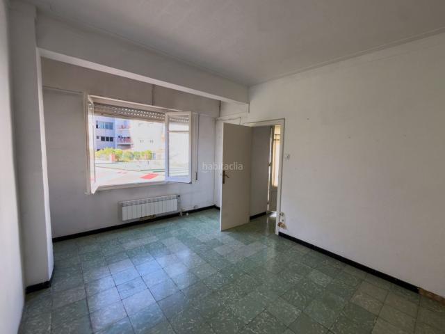 Piso en venta en Barcelona, Guinardó. 4 habitaciones en el Guinardó por 350.000 amplio, tranquilo y listo para reformar a tu gusto. Pisos.