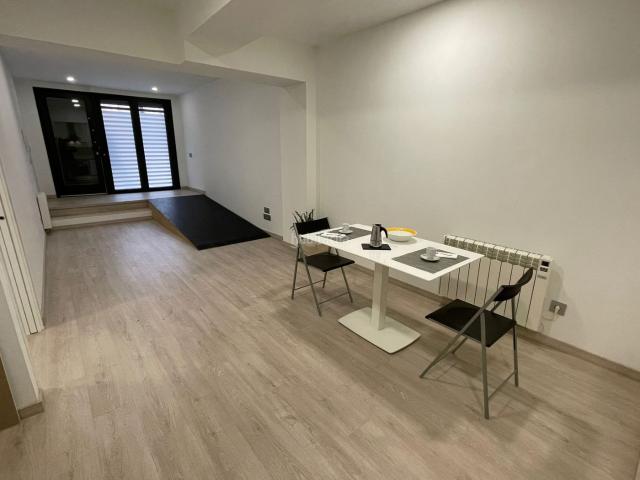 Piso en venta en Barcelona, Guinardó. ¡Vivienda en planta baja reformada íntegramente en 2021! Ideal como inversión. Pisos.