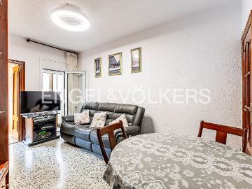 Piso en venta en Barcelona, Guinardó. Exclusivo piso con balcón y gran potencial de reforma en HortaGuinardó. Pisos.