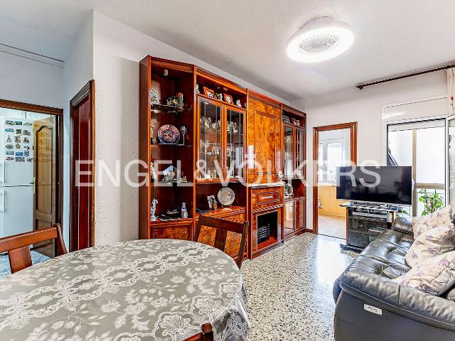 Piso en venta en Barcelona, Guinardó. Exclusivo piso con balcón y gran potencial de reforma en HortaGuinardó. Pisos.
