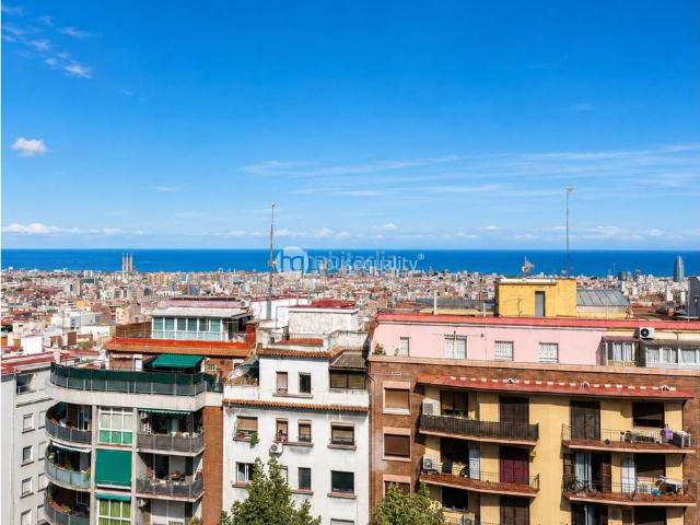 Piso en venta en Barcelona, Guinardó. Hay pisos que se miran. Y pisos que te hacen mirar hacia afuera. Pisos.