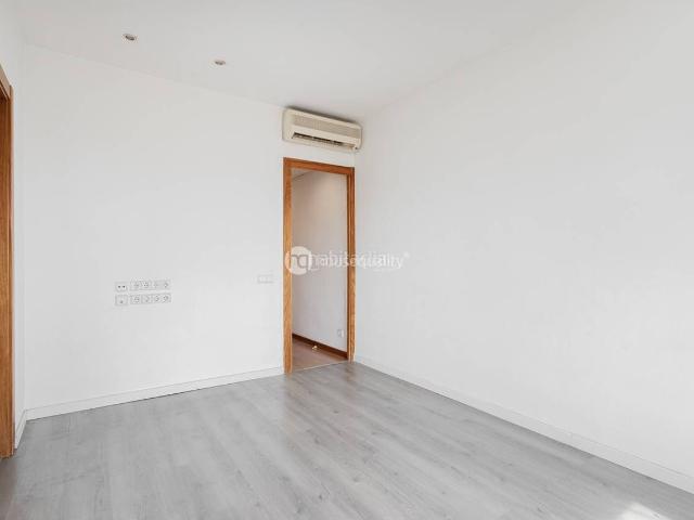 Piso en venta en Barcelona, Guinardó. Hay pisos que se miran. Y pisos que te hacen mirar hacia afuera. Pisos.