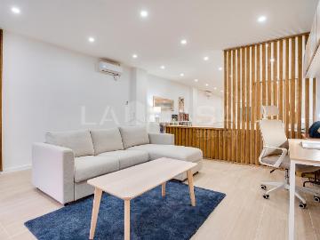Piso en venta en Barcelona, Guinardó. Loft reformado con entrada privada y patio en HortaGuinardó. Pisos.