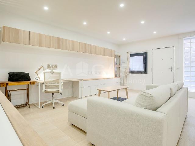 Piso en venta en Barcelona, Guinardó. Loft reformado con entrada privada y patio en HortaGuinardó. Pisos.