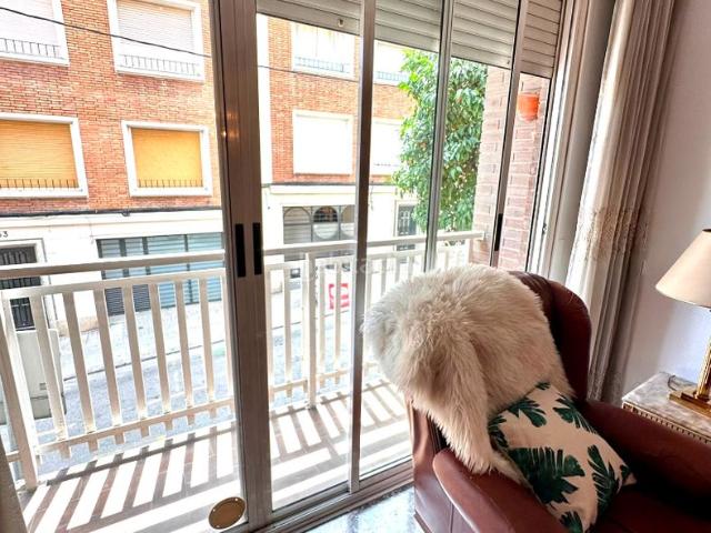 Piso en venta en Barcelona, Guinardó. ¡Piso muy luminoso con ascensor, 4 habitaciones, balcón y patio en Calle Mascaró!. Pisos.