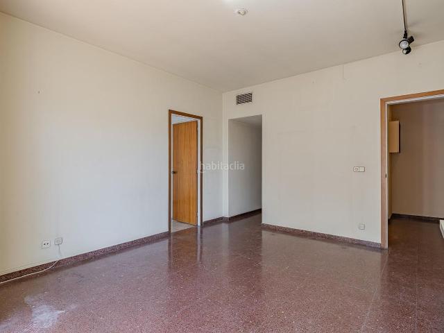 Piso en venta en Barcelona, Guinardó. Piso de 3 dormitorios con terraza en HortaGuinardó. Pisos.