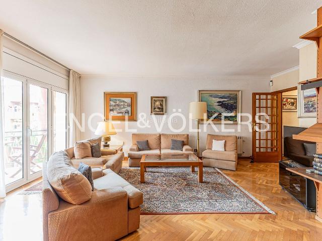 Piso en venta en Barcelona, Guinardó. Piso exterior de 174m2 y 5 habitaciones en tranquila zona de Guinardo. Pisos.