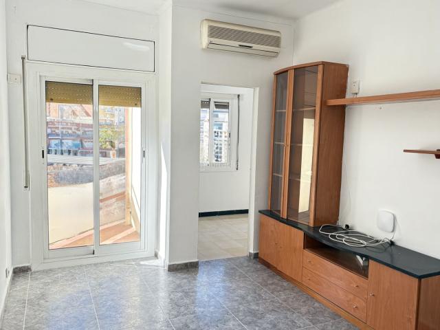 Piso en venta en Barcelona, Guinardó. Piso luminoso tres habitaciones en BarcelonaGuinardó. Pisos.
