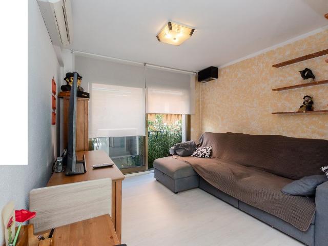Piso en venta en Barcelona, Guinardó. Piso para entrar a vivir de tres habitaciones en el Guinardó. Pisos.