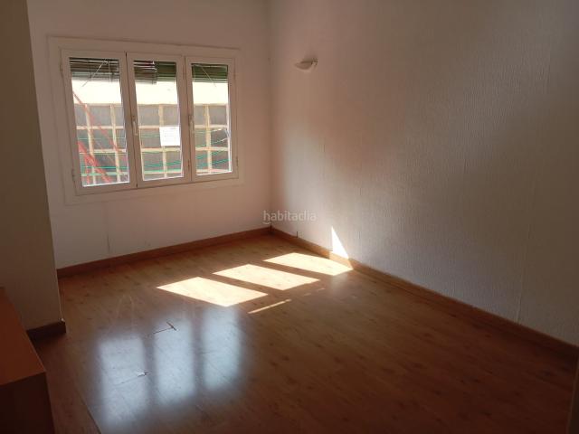 Piso en venta en Barcelona, Guinardó. Soleado piso de 4 habitaciones. Pisos.