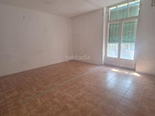 Piso en venta en Barcelona, Horta. Venta piso en Plaça Eivissa a Reformar. Pisos.