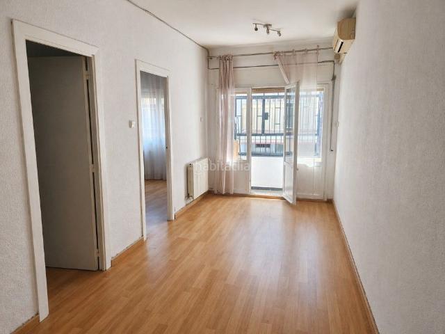 Piso en venta en Barcelona, Horta. HORTA, JUNTO PLAZA EIVISSA, JUNTO METRO, ZONA COMODA Y TRANQUILA PARA VIVIR,CON BALCON EXTERIOR Y GALERIA. Pisos.
