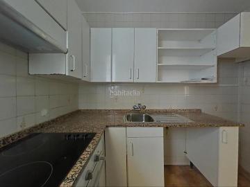 Piso en venta en Barcelona, Horta. Piso en venta con inquilino. Pisos.