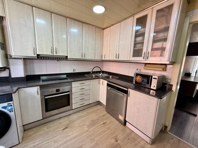 Piso en venta en Barcelona, Horta. Piso reformado 100% exterior con muchísima luz, balcón y tres dormitorios DOBLES. Pisos.