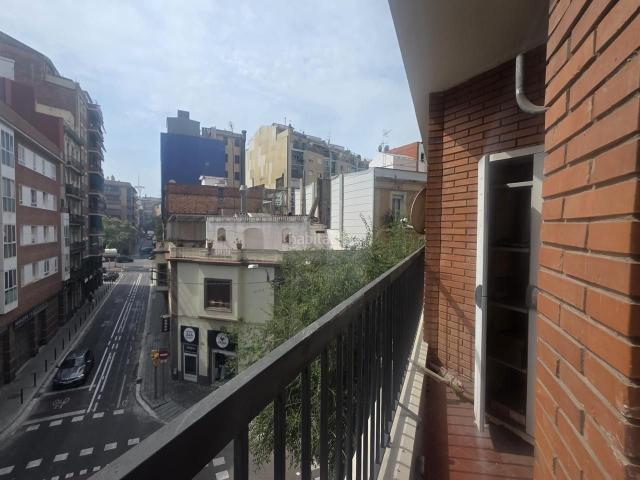 Piso en venta en Barcelona, Hostafrancs. Piso A REFORMAR con balcónterraza en la Bordeta. Pisos.