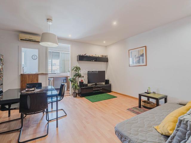 Piso en venta en Barcelona, Hostafrancs. Piso en planta alta con balcón y vistas despejadas en Hostafrancs. Pisos.