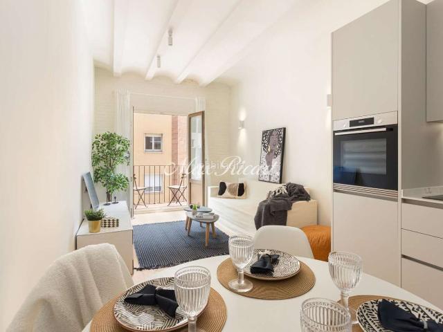 Piso en venta en Barcelona, Hostafrancs. Piso reformado en barrio de Sants con balcon 82m2. Pisos.