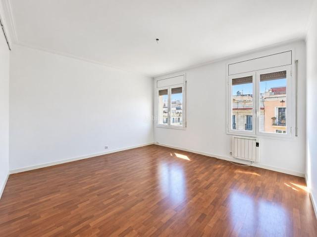 Piso en venta en Barcelona, L´Antiga Esquerra de l´Eixample. Magnífico piso alto en elegante finca clásica en la calle Rosselló, en pleno corazón de Barcelona. Pisos.