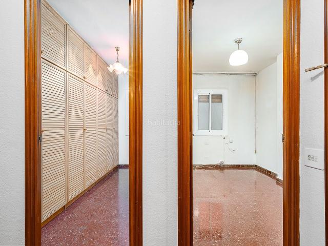 Piso en venta en Barcelona, Sant Antoni. Piso alto, exterior, con terraza y muy luminoso en pleno centro de Barcelona. Pisos.