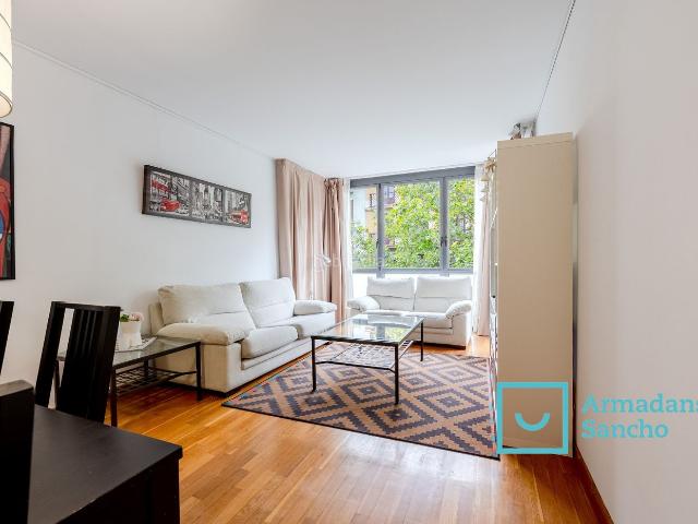 Piso en venta en Barcelona, L´Antiga Esquerra de l´Eixample. Piso exterior de 3 habitaciones y 2 baños en el Eixample, con ascensor y garaje opcional. Pisos.