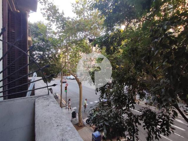 Piso en venta en Barcelona, L´Antiga Esquerra de l´Eixample. Principal con terraza para reformar en el Eixample. Pisos.