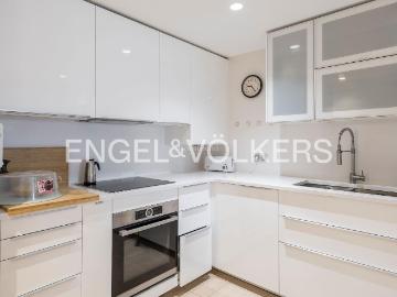 Piso en venta en Barcelona, La Teixonera. Apartamento exterior alquilado hasta 2027. Pisos.