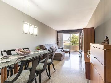 Piso en venta en Barcelona, La Teixonera. Apartamento familiar con terraza y plaza de parking. Pisos.