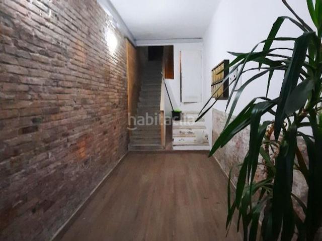 Piso en venta en Barcelona, La Teixonera. Piso interior tranquilo con balcón y 2 habitaciones en calle ancha de El Carmel. Pisos.