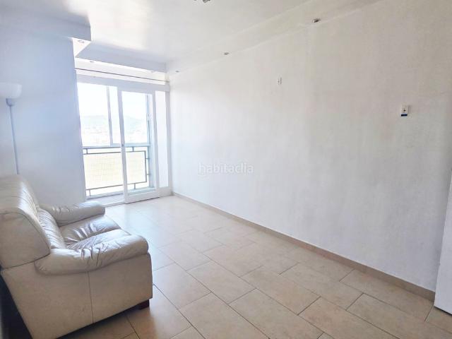 Piso en venta en Barcelona, La Teixonera. Piso luminoso con balcón y 2 habitaciones en calle Santa Rosalía. Pisos.