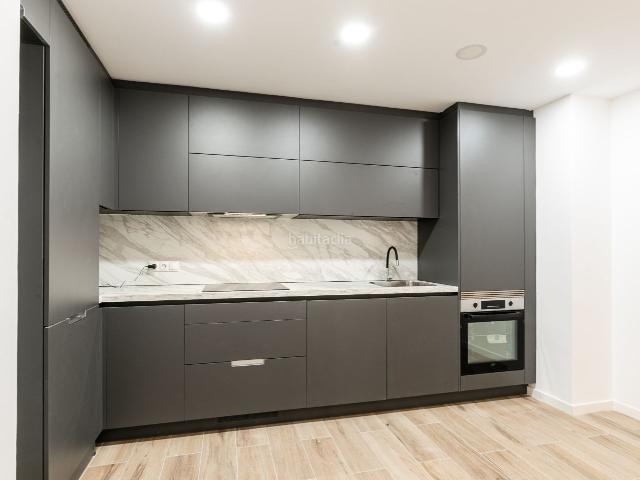 Piso en venta en Barcelona, La Verneda La Pau. OPORTUNITAT a La Verneda i la Pau Local comercial acabat de reformar amb distribució de despatx profesional i o habitatge. Pisos.